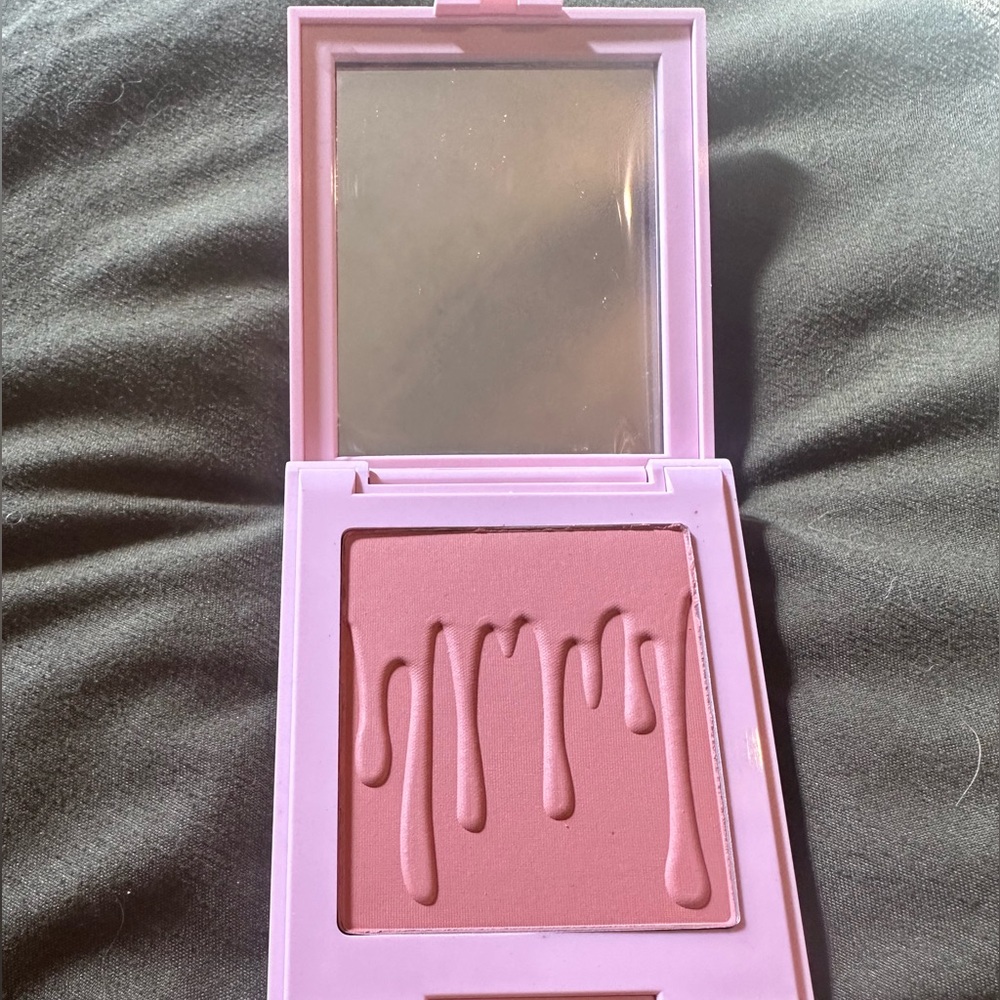 KYLIE COSMETIC PLUS~CLOSE TO PERFECT!